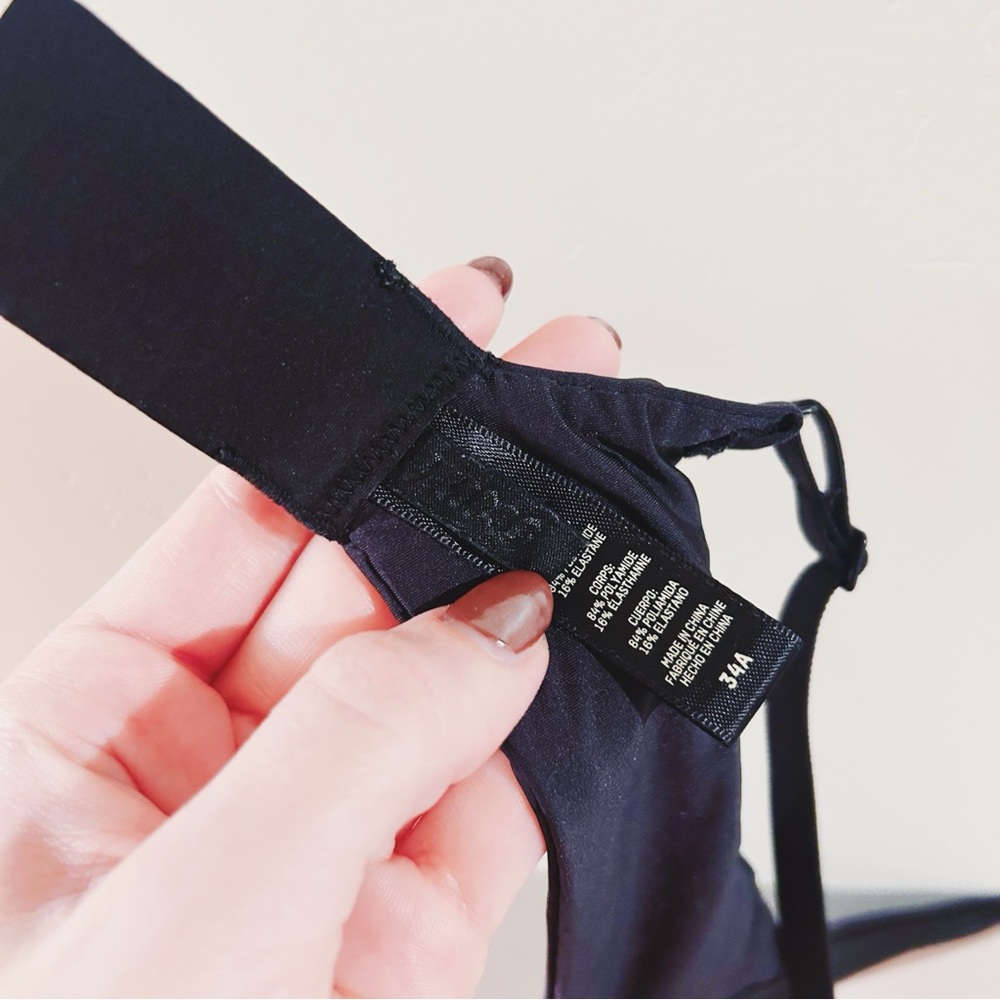 skims | wireless form push-up plunge bra in onyx ↷ - Picture 8 of 16